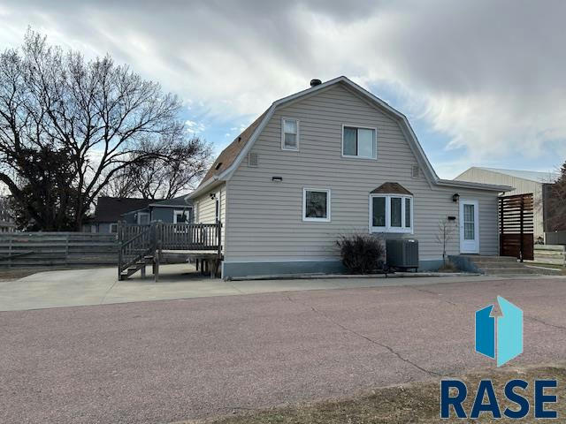 1017 W 7TH AVE, MITCHELL, SD 57301, photo 1 of 20