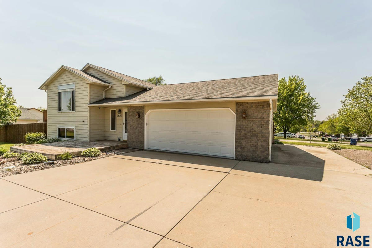 6621 N ALICIA AVE, SIOUX FALLS, SD 57104, photo 1 of 20