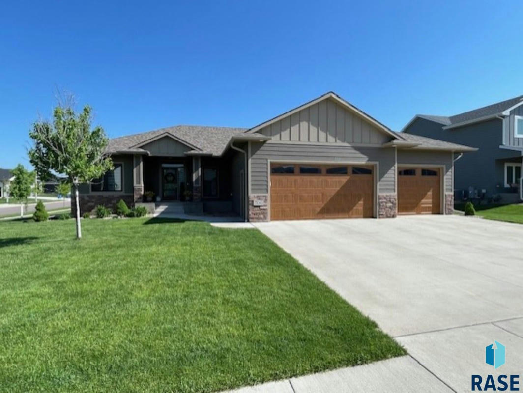 700 N WILLOW CREEK AVE, SIOUX FALLS, SD 57110, photo 1 of 22
