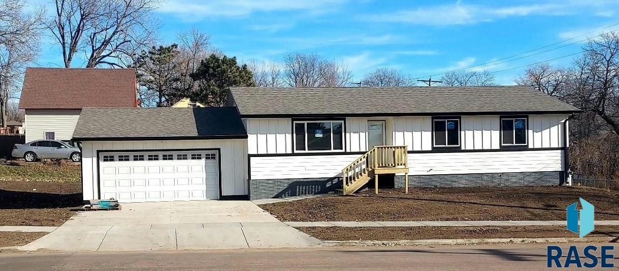 500 S WAYLAND AVE, SIOUX FALLS, SD 57103, photo 1 of 13