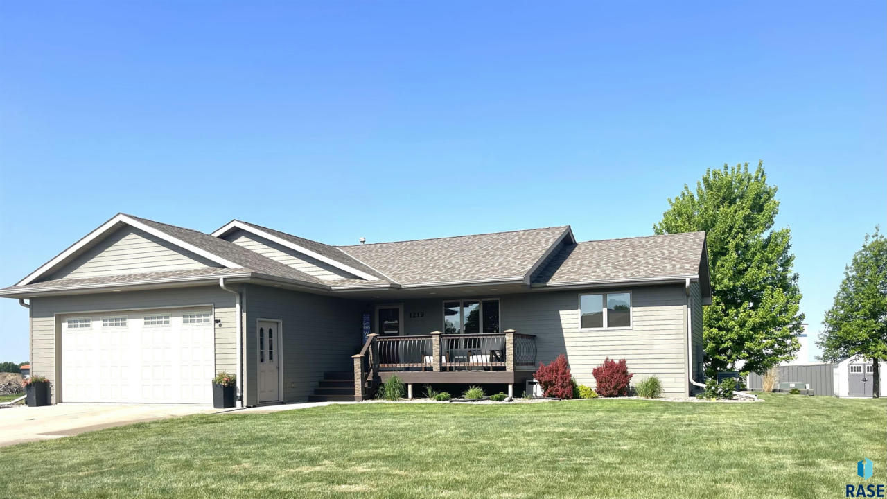 1219 GRAND VIEW DR, BERESFORD, SD 57004, photo 1 of 57