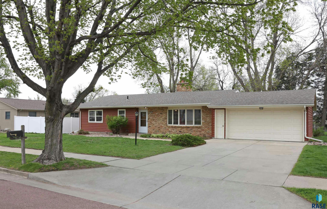 2605 W 39TH ST, SIOUX FALLS, SD 57105, photo 1 of 30